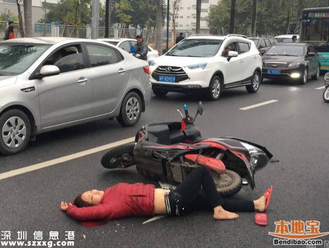 <a href=http://www.32tj.com/shenzhen/ target=_blank class=infotextkey>深圳</a>女子騎電動(dòng)車摔倒 倒地瞬間抱住孩子