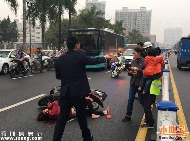 深圳女子騎電動(dòng)車摔倒 倒地瞬間抱住孩子
