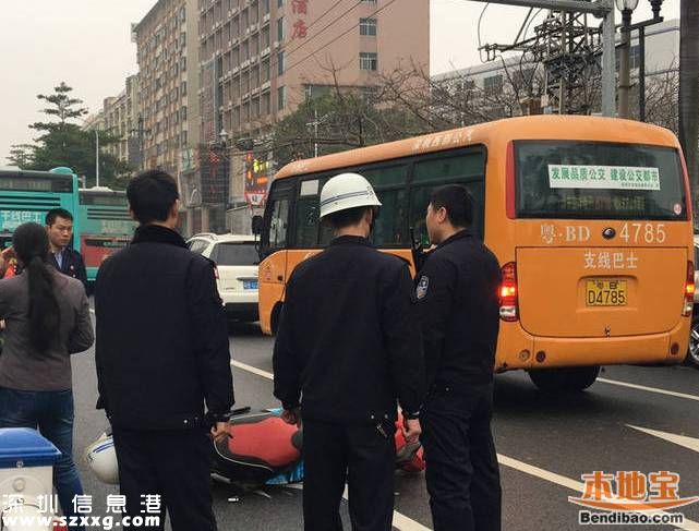 深圳女子騎電動(dòng)車摔倒 倒地瞬間抱住孩子