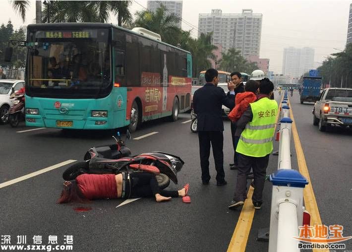 深圳女子騎電動(dòng)車摔倒 倒地瞬間抱住孩子
