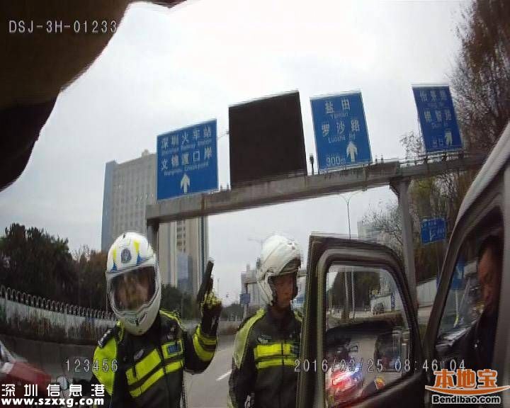 交警鐵騎12公里追擊無(wú)證駕駛瘋狂面包車