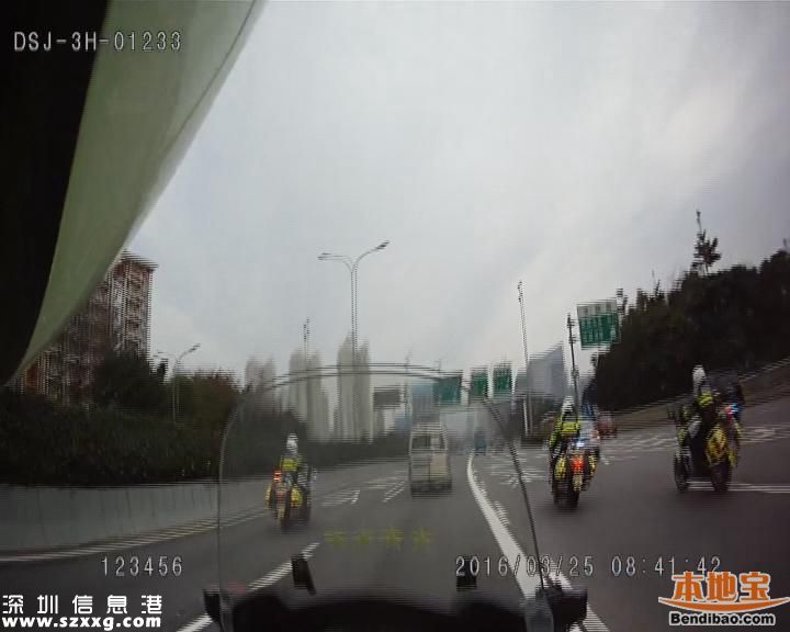 交警鐵騎12公里追擊無(wú)證駕駛瘋狂面包車