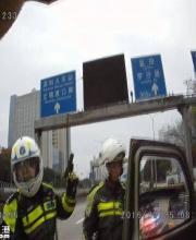 深圳交警鐵騎12公里追擊無證駕駛瘋狂面包車