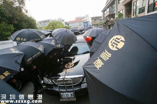 1日一早8時(shí)許，高清愿位于永康的老家，低調(diào)簡(jiǎn)單由親屬持黑傘，從家中將他載往火化場(chǎng)。(圖片來源：“中央社”)　　
