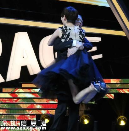 馮小剛獲最佳演員 影帝興奮抱徐帆轉(zhuǎn)圈