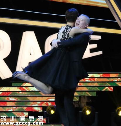 馮小剛獲最佳演員 影帝興奮抱徐帆轉(zhuǎn)圈