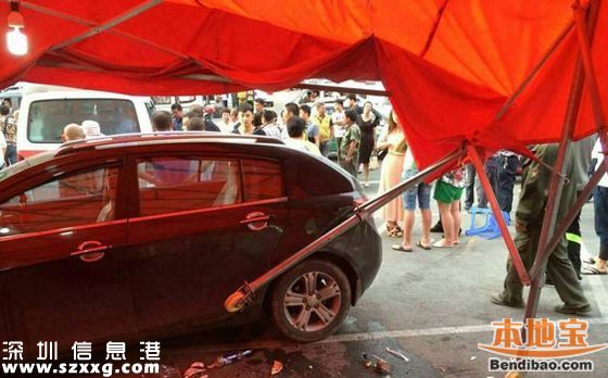 女司機(jī)油門當(dāng)剎車 猛撞2輛公交后身亡(圖文)