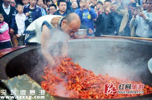 張家界男子徒手爆炒麻辣龍蝦 油溫超110