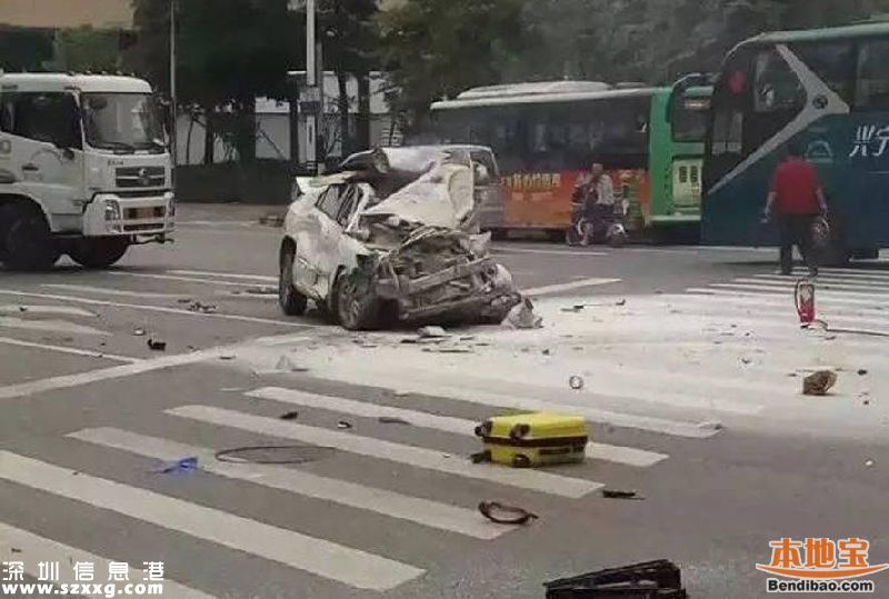 女司機油門當(dāng)剎車 猛撞2輛公交后身亡(圖文)