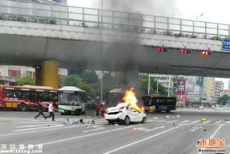 女司機油門當(dāng)剎車 猛撞2輛公交后身亡(圖文)