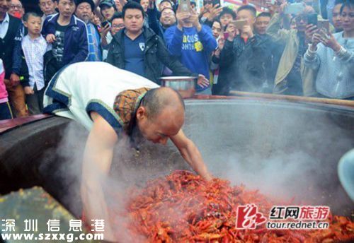 張家界男子徒手爆炒麻辣龍蝦 油溫超110