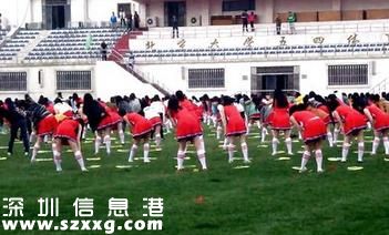 北大強(qiáng)制跳短裙操:裙褲竟只有A4紙長(zhǎng)