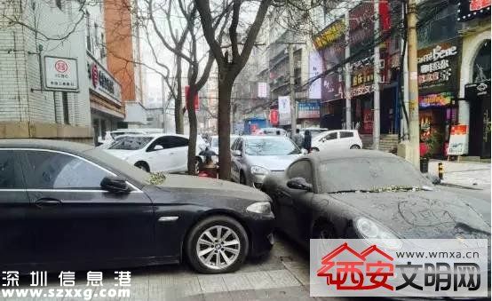 西安街頭保時(shí)捷堵寶馬一年 落滿灰塵放佛被封印一般