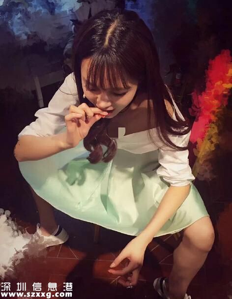 沈夢辰叉開腿吃小龍蝦，這姿勢未免太豪邁