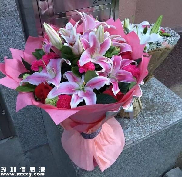 拍攝照片的該小區(qū)住戶在朋友圈寫道：“請大家切勿再來打擾，最真摯的祭奠來自內(nèi)心，先生千古。”