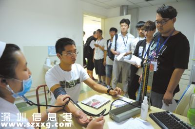 昨天上午，東城區(qū)的征兵體檢工作在普仁醫(yī)院拉開序幕。