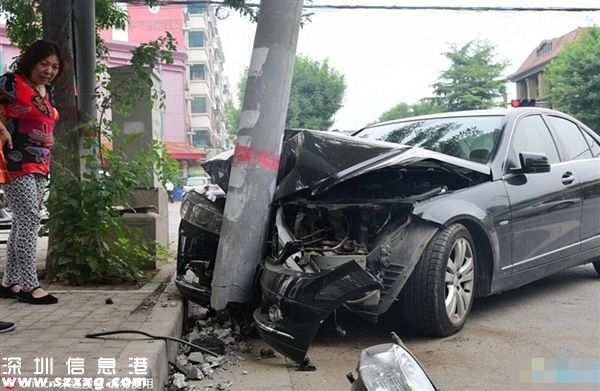 妙齡女奔馳撞電線桿：就是想死