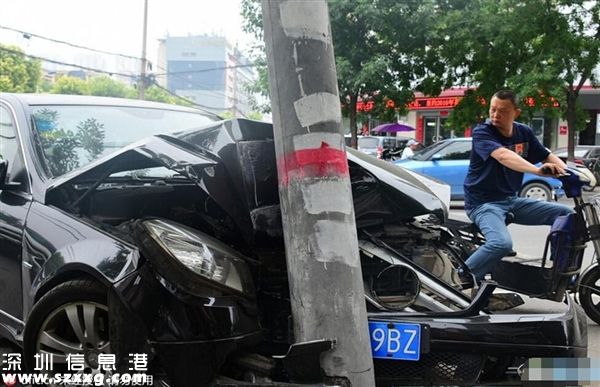 妙齡女奔馳撞電線桿：就是想死