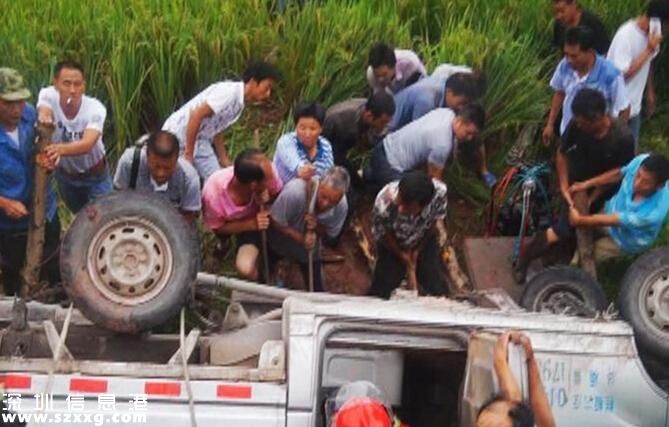 貨車側(cè)翻6人死亡