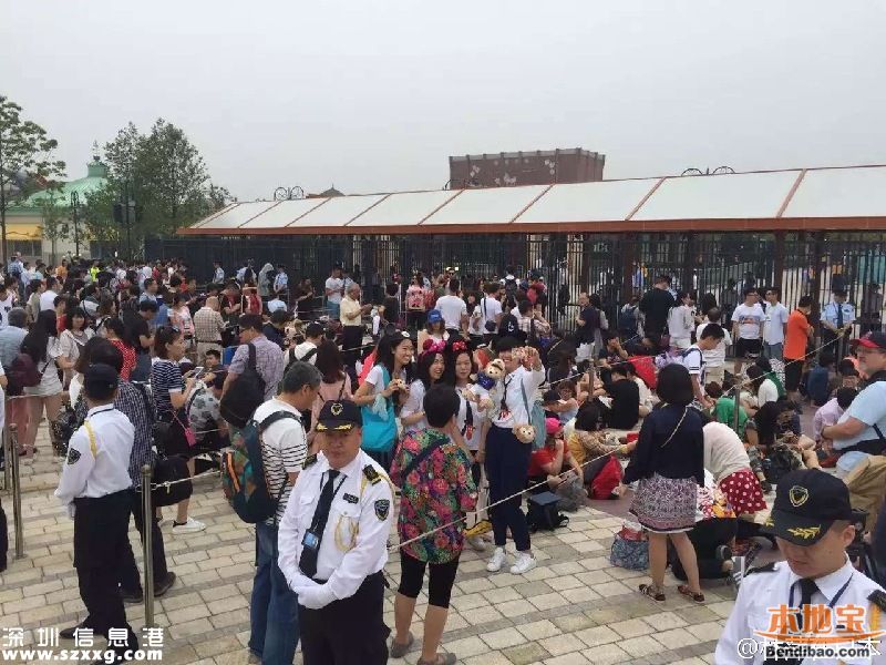 上海迪士尼開園首日 雨中提前6小時(shí)排隊(duì)
