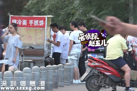 王思聰在路邊攤覓食