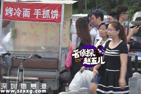 王思聰在路邊攤覓食