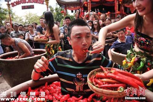 游客泡進(jìn)辣椒缸吃辣椒贏黃金 