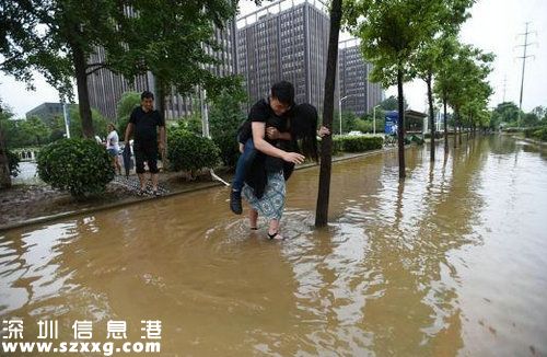 女孩背男友過馬路