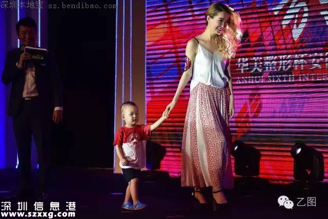 胸模大賽辣媽奪冠 領2歲孩子亮相(圖)