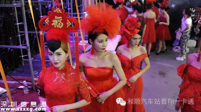 胸模大賽辣媽奪冠 領2歲孩子亮相(圖)