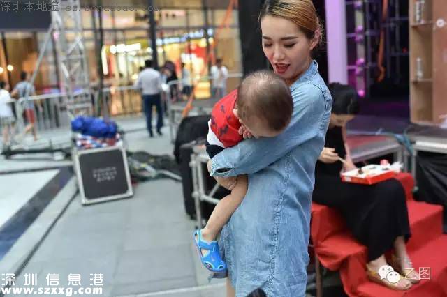 胸模大賽辣媽奪冠 領2歲孩子亮相(圖)
