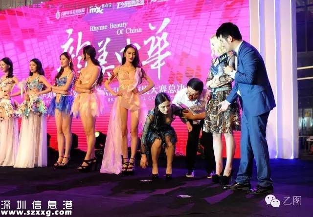 胸模大賽辣媽奪冠 領2歲孩子亮相(圖)