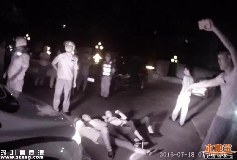 深圳查酒駕現(xiàn)奇葩 朋友被抓4人躺地?cái)r警車(chē)(組圖)