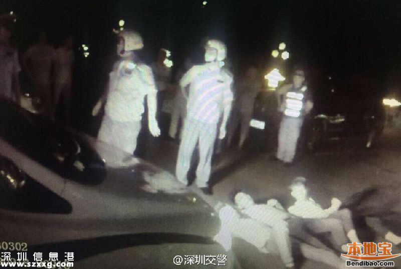 深圳查酒駕現(xiàn)奇葩 朋友被抓4人躺地?cái)r警車(chē)(組圖)
