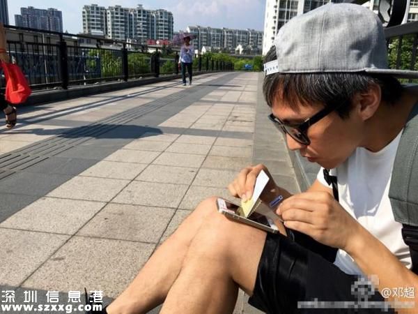 鄧超為了滿足粉絲“愿望” 真跑去天橋貼膜了