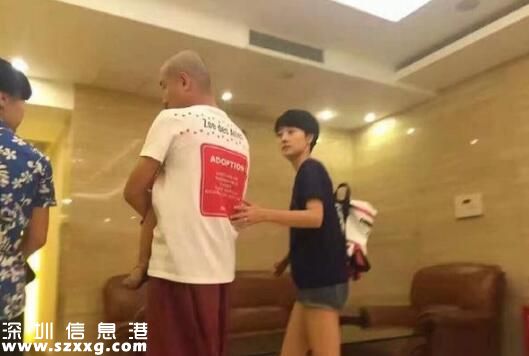 文章光頭抱女兒 網(wǎng)友：文章比寶寶幸福得多！