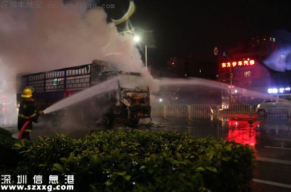 深圳一貨車等紅綠燈時自燃 熊熊大火還有爆炸聲