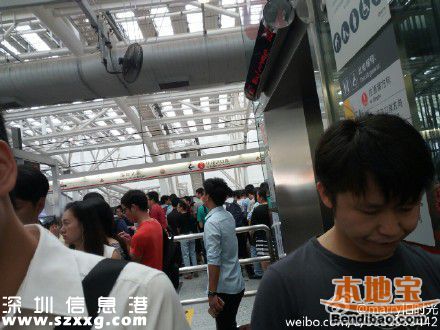 深圳地鐵4號線因供電故障停運 大批乘客滯留