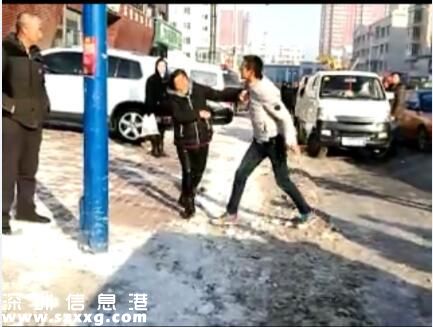 小伙當(dāng)街毆打父母什么仇什么怨？竟是嫌婚房買小了！