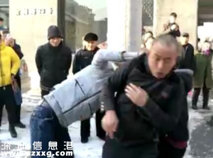 小伙當(dāng)街毆打父母什么仇什么怨？竟是嫌婚房買小了！
