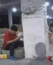央視曝光天天快遞分揀員拆開包裹偷吃偷拿