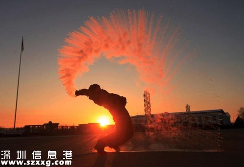 黑龍江省兵哥潑熱水瞬間成冰 猶如“萬箭齊發(fā)”
