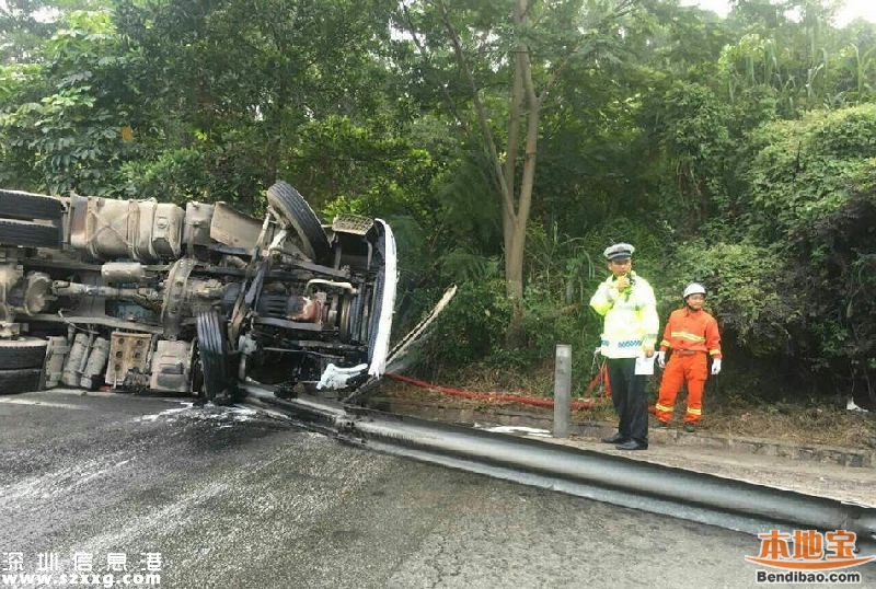 深圳機(jī)荷高速一10米長(zhǎng)的貨柜車(chē)側(cè)翻 司機(jī)遇難(圖)