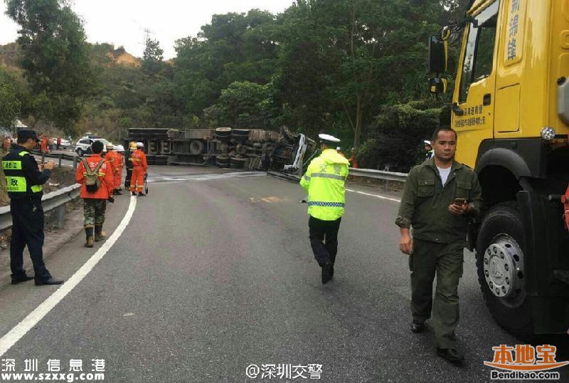 深圳機(jī)荷高速一10米長(zhǎng)的貨柜車(chē)側(cè)翻 司機(jī)遇難(圖)