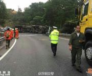 深圳機荷高速一10米長的貨柜車側(cè)翻 司機遇難
