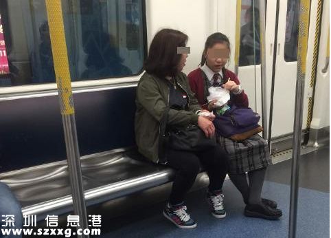 <a href=http://www.32tj.com/shenzhen/ target=_blank class=infotextkey>深圳</a>一母女地鐵上旁若無人飲食 全車廂人都走了