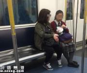 深圳一母女地鐵上旁若無(wú)人飲食 全車(chē)廂人都走了