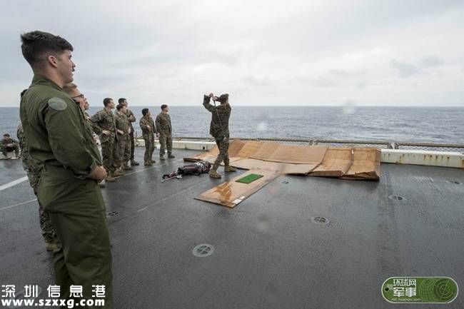 真會玩！美軍乘軍艦東海上打高爾夫(組圖)
