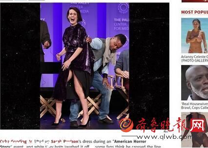 美國男星當(dāng)眾撩女星裙子