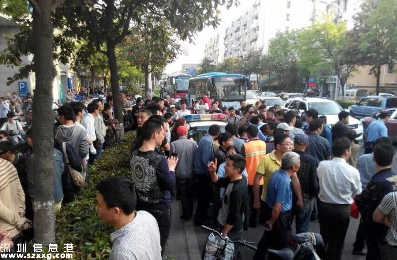 奧迪女司機女買奶茶開車撞人 持軍區(qū)通行證